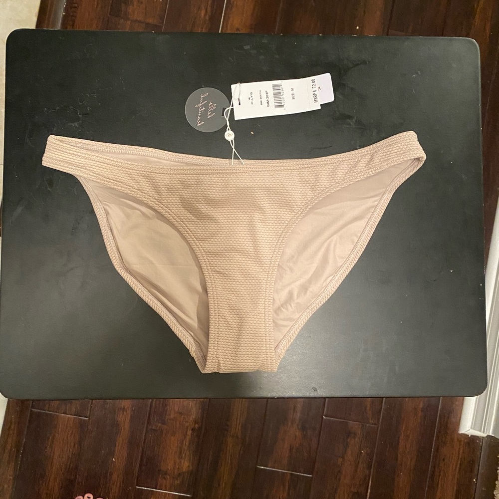 Bikini bottoms cheeky cut